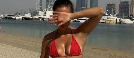 "DIMI SE SVE OD RAKETA, ONA SE SLIKA GOLA NA PLAŽI" Anja Bla izazvala rat na mrežama zbog vrelih fotografija iz Dubaija, jedni je hvale - drugi osuđuju (FOTO)