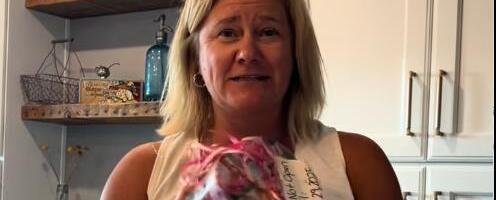 Kuma joj dala svadbeni poklon i rekla: "Otvori ga na 25. godišnjicu braka" Kad je konačno sadržaj kutije, počela je da plače (VIDEO)