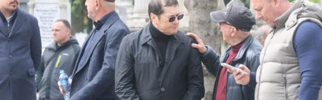 LEGENDARNI PEVAČ STIGAO NA SAHRANU! Evo ko će se među prvima oprostiti od Duška Vujoševića! (VIDEO)