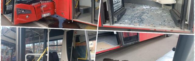 PROŠAO NA CRVENO SVETLO I ZAKUCAO SE U AUTOBUS NA NOVOM BEOGRADU: Uhapšen vozač "poršea", imao preko 2 promila u krvi, u udesu povređeno dvoje!