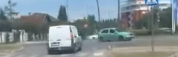 Novi slučaj vožnje u kontrasmeru u Srbiji: Beli pikap usnimljen kako ulazi u kružni tok iz pogrešnog pravca (VIDEO)