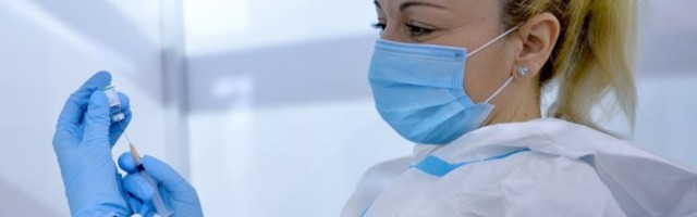 Tinejdžeri su SUPERPRENOSIOCI KORONE! Stručnjaci apeluju da se MLADI VAKCINIŠU, a evo šta kažu za TRUDNICE I DECU!