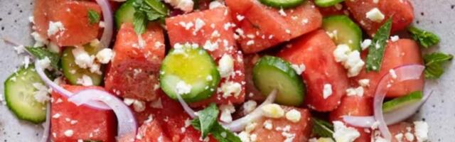 Letnja salata sa krastavcem i lubenicom, uz preliv od limete i meda