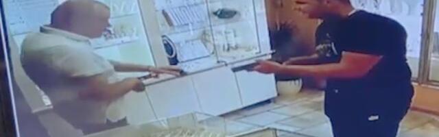 Pribojac uperio pištolj i uzviknuo: “daj sve što imaš”, ali zlatar ga je razoružao u par poteza (video)