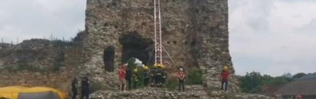 POPEO SE NA VRH KULE I SNIMA UŽIVO PRENOS: Drama u Kruševcu, vatrogasci u pripravnosti (VIDEO)