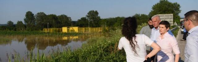 DOBRO JE ŠTO SAM SE VIDELA SA LJUDIMA, ZAJEDNO ĆEMO PROBRODITI OVO Premijerka Ana Brnabić područja pogođena poplavama u Ćićevcu i razgovarala sa građanima