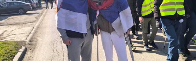 FOTO, VIDEO: Mladić Aleksandar na štakama krenuo u Vršac