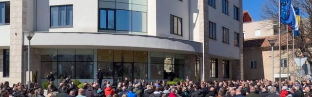 PROTESTI U TREBINjU ZBOG PALjENjA AUTOMOBILA LIDERA "LISTE ZA PRAVDU I RED" : Vukanović: "Neće me uplašiti!"