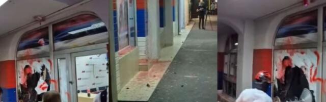 Razbijene prostorije SNS u NS, bačena i dimna bomba (VIDEO)