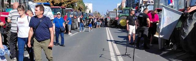FOTO: I banatski poljoprivrednici na protestu ispred Banovine u Novom Sadu