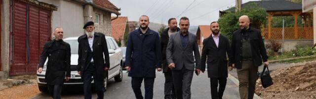 Zukorlić obišao prvu ulicu asfaltiranu politkom SPP u Tutinu