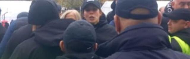"Čekaću te ja, čuva te policija": Žena iz Ćacilenda pretila opoziciji na ulazu u Skupštinu (VIDEO)