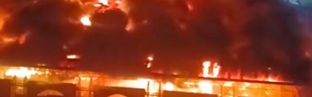 Crni dim širi se gradom, odjekivale eksplozije - najmanje dvoje povređenih u strašnom požaru u Sankt Peterburgu (VIDEO)