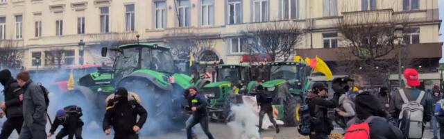 Vatra, petarde i top sa balegom na ulicama Brisela: Poljoprivrednici se sukobili sa policijom (VIDEO)