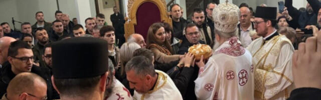 NAJDIRLJIVIJE SLIKE NIKOLJDANA STIŽU IZ PRIŠTINE: Liturgija u prepunom hramu u gradu u kom danas živi samo nekoliko Srba