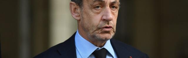 Sarkozi se švrćka po Karibima: Uslikali ga kako trčkara po plaži, jedan detalj svima zapao za oko