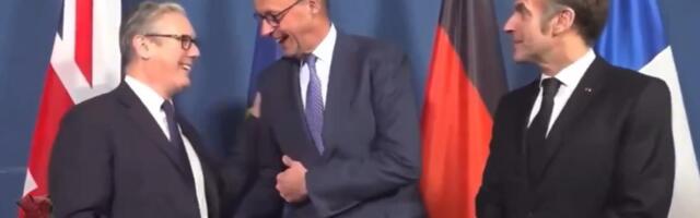 MERC IGNORISAO MAKRONA?! Pogledajte Makronovu reakciju kada se Nemac nije ni okrenuo na njegovo tapšanje po leđima (VIDEO)