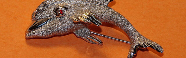 Povratak broša: Detalj koji menja ceo modni utisak