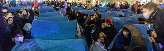 MIGRANTI NAPRAVILI KAMP U CENTRU PARIZA Specijalci im rasturili šatore, oni odbijali da odu! Demonstranti se sukobili sa policijom