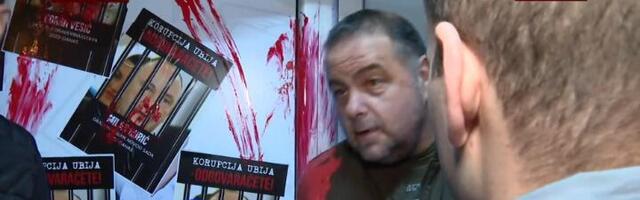 Sukob ispred prostorija SNS: Direktor SC Novi Sad poliven crvenom farbom (FOTO)