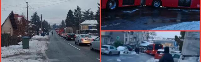 POLEDICA U BEOGRADU, STVARAJU SE OGROMNE GUŽVE: Autobus na Petlovom brdu udario u semafor, pojedine linije obustavljene (FOTO/VIDEO)