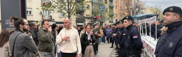 LUDILO NA VRAČARU: Pristalice opozicije provociraju članove SNS i prave incidente (VIDEO)