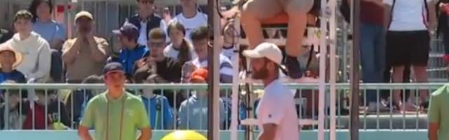 KAKAV SKANDAL Slomio reket, predao meč, a onda se užasno ponašao prema dečaku (VIDEO)