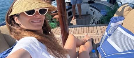 MARIJA KARAN DIGLA VITKE NOGE NA JAHTI! Kadrovi lepe glumice nije za one sa SLABIM SRCEM, baškari se za sve pare (FOTO)