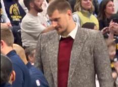 GOSPODIN NIKOLA JOKIĆ! Somborac oduševio stajlingom: Pogledajte u kakvom izdanju je pratio novi trijumf svog tima! (VIDEO)