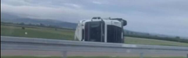 JEZIV PRIZOR NA PUTU KOD SMEDEREVA! Veliki kamion sleteo sa puta - U TOKU JE IZVLAČENJE, STRAŠNA NEZGODA (VIDEO)