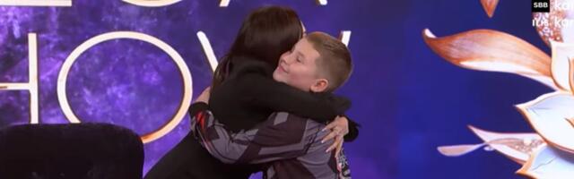 Ceca zagrlila malog Bogdana koji je ostao bez mame, pa rasplakala ljude: "Dušo, ima nas mnogo koji ćemo ti..."