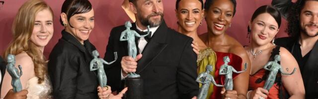 Ovo su dobitnici SAG nagrada: "Grešnici" su razbili konkurenciju, Majkl B. Džordan je briljirao, Šon Pen i Džesi Bakli korak bliže Oskaru