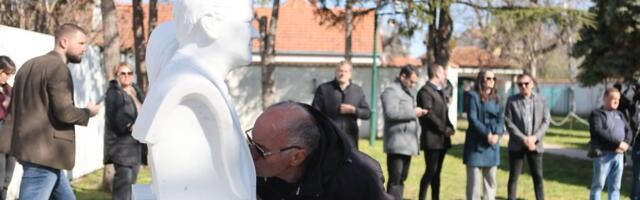 Pomen Slobodanu Miloševiću u Požarevcu: Evo ko je sve došao na grob nekadašnjeg predsednika Srbije (FOTO/VIDEO)