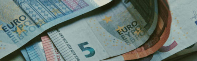 ​Званични средњи курс за евро сутра 117,37 динара