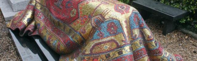 Raskošni ćilim krije tajnu večnog počivališta čuvenog umetnika: Nema tradicionalnih obeležja, a svi znaju čiji je