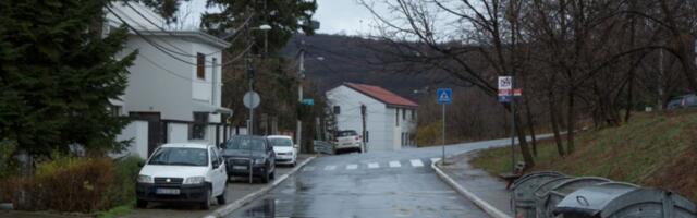 "Živi sa sinom, vole privatnost" Srpski glumac DIGAO ZIDINE OKO KUĆE usred Beograda, komšijama bode oči - evo kako se ponaša kada ga sretnu!