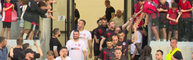 Sramna provokacija u Albaniji! Deca pokazala srednji prst "orlovima", pa dobila osmeh i lekciju