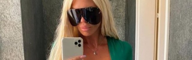 KAO BARBIKA! Kareluša se UTEGLA, GRUDI PUCAJU U USKOJ HALJINI! Zbog njenih GOLIH NOGU muškarci će PASTI U TRANS!