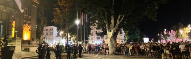Protest u Nišu: Građani i studenti „šetali“ policiju iz ulice u ulicu, ovog puta bez odlaska do SNS-a