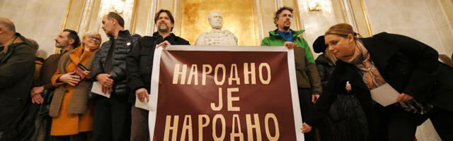 Glumci nastavljaju sa protestima na sceni – večeras ovacije ekipi predstave „Bela kafa“ i transparentu „Narodno je narodno“ (VIDEO)