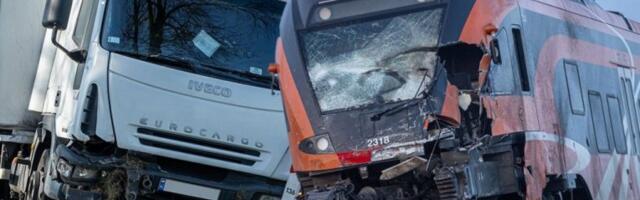 JEZIVA NESREĆA: Kamion se ZAKUCAO u voz, vozač POGINUO, šestoro povređeno - požari BUKNULI na mestu sudara!