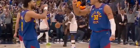 Spektakularan potez: Neverovatna trojka Jokićevog saigrača uz zvuk sirene (VIDEO)