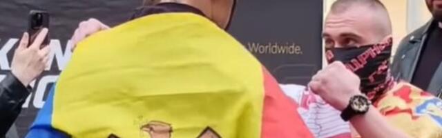 Ono što smo videli u centru Beograda se retko viđa! Pred "krvavi" šou izašao sa zastavama Srbije i Crne Gore