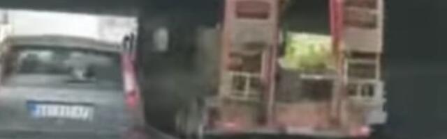 DALJE NEĆE MOĆI Kamion koji prevozi radnu mašinu se ZAGLAVIO ispod nadvožnjaka (VIDEO)