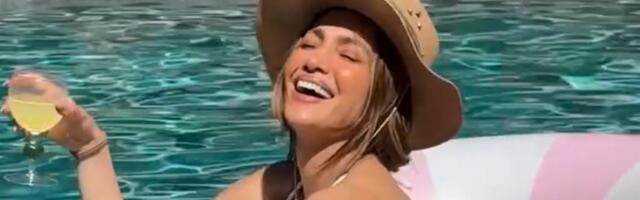 Džej Lo objavila fotke iz bazena u sićušnom belom bikiniju: Trbušnjaci izgledaju nerealno, šta radi ova žena?