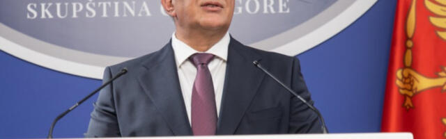 Питање за Андрију Мандића: Зашто сте гласали за закон који Србију представља као окупатора