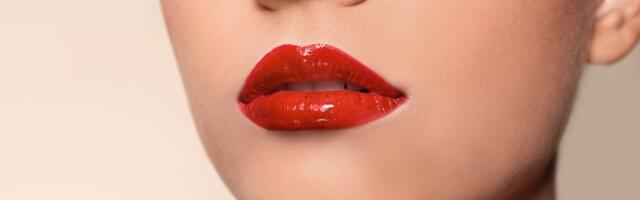 Latex lips: letnji makeup trend koji vraća sjaj na maksimum