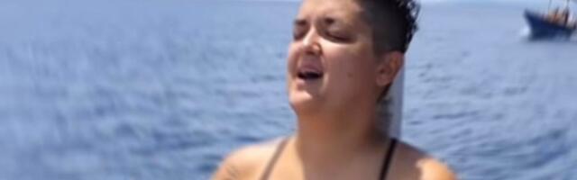 Marija Šerifović se skinula u bikini, prizor koji retko viđamo: Sin Mario joj sedi u krilu, otišli van Srbije