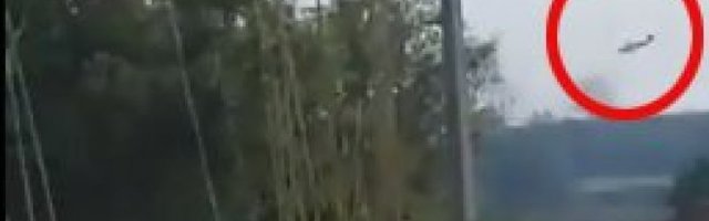 TRAGEDIJA U PAKISTANU! Srušio se avion, stradale dve osobe, kamera sve zabeležila! (VIDEO)