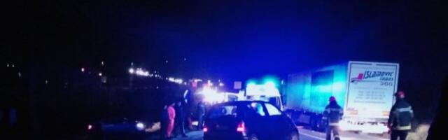 TEŠKA NESREĆA U KRAGUJEVCU: Sudar četiri vozila, policija i hitna na terenu